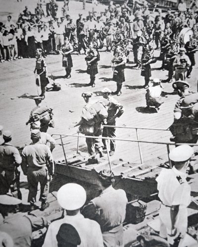 Kilted pipers play ashore from the 1st Battalion Argyll and Sutherland Highlanders from HMS Ceylon at Pusan, 29th August 1950 (b/w photo) بواسطة مصور انجليزى