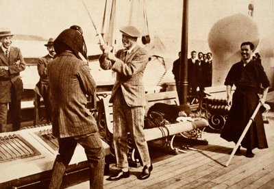 الملك إدوارد الثامن يختبر خوذة المبارزة اليابانية ، 1922 بواسطة مصور انجليزى
