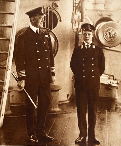 الملك إدوارد الثامن في منصب الضابط البحري في HMS هندوستان ، 1910 بواسطة مصور انجليزى