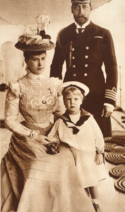 الملك جورج الخامس ، الملكة ماري وابنهما إدوارد الثامن ، على متن HMS Crescent ، c.1899 بواسطة مصور انجليزى