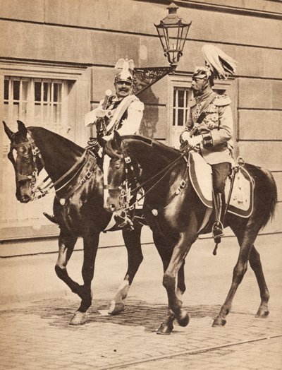 الملك جورج الخامس والقيصر فيلهلم الثاني يغادران بوتسدام لحضور مراجعة للقوات في عام 1913 ، رسم توضيحي من "حياة الملك جورج الخامس" ، نُشر عام 1935 بواسطة مصور انجليزى