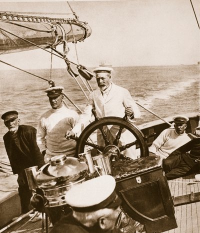 الملك جورج على رأس يخته بريتانيا ، 1920s-30s بواسطة مصور انجليزى