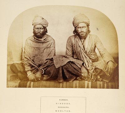 Kumbos، Hindoos، Googaira، Mooltan، from The People of India، بقلم ج. فوربس واتسون ، تم نشره عام 1868 (مطبوعة زخرفية) بواسطة مصور انجليزى