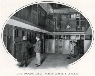 LCC Lodging-House (Parker Street): مقصورات (صورة أبيض وأسود) بواسطة مصور انجليزى