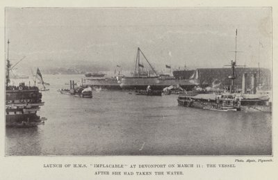 إطلاق HMS Implacable في Devonport في 11 مارس ، السفينة بعد أن أخذت الماء بواسطة مصور انجليزى