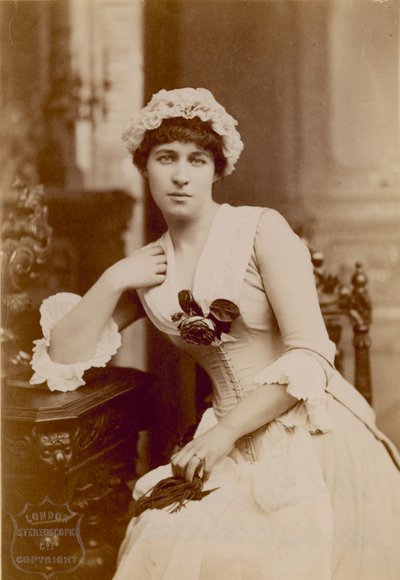 ليلي لانغتري ، ممثلة ، صورة في دور Miss Hardcastle بواسطة مصور انجليزى