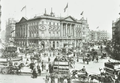 جناح لندن ، سيرك بيكاديللي ، وستمنستر إل بي: النظر شرقاً ، 1895 بواسطة مصور انجليزى