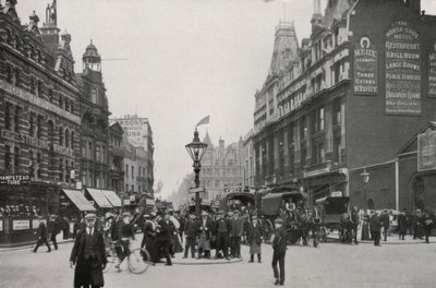 London: Tottenham Court Road (b/w photo) بواسطة مصور انجليزى