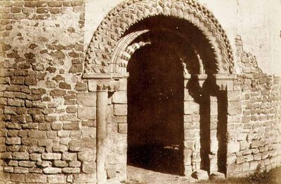 قلعة لودلو: مدخل الكنيسة المستدير ، حوالي 1852-3 (صورة) بواسطة مصور انجليزى