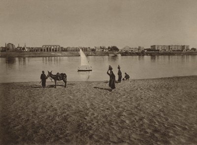 الأقصر ، منظر عام لمعبد الأقصر من النيل بواسطة مصور انجليزى