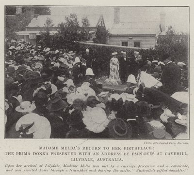 مدام ميلباس تعود إلى مسقط رأسها ، قدمت بريما دونا خطابًا من قبل الموظفين في Cavehill ، Lilydale ، أستراليا بواسطة مصور انجليزى