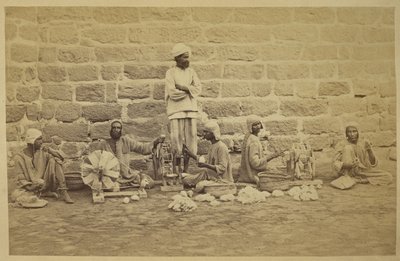 سجناء رجال يلفون القطن على عجلات دوارة في سجن كراتشي. ج. 1873160 مم × 250 مم المصور: المسح الأثري لشركة Michie and Company للهند المجموعات: India Office Series (المجلد 52). بواسطة مصور انجليزى