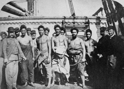 سجناء الماوري على متن هيكل سجن في ميناء ويلينغتون ، 1866 بواسطة مصور انجليزى