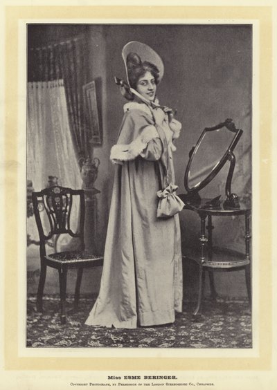 ملكة جمال Esme Beringer بواسطة مصور انجليزى