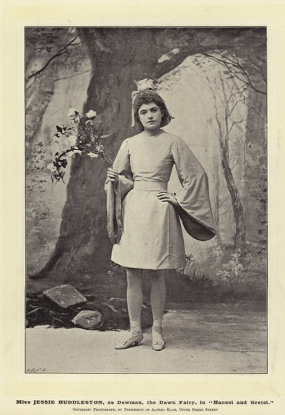 ملكة جمال جيسي هودليستون ، مثل Dewman ، The Dawn Fairy ، في Hansel and Gretel بواسطة مصور انجليزى