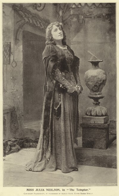 ملكة جمال جوليا نيلسون ، في The Tempter بواسطة مصور انجليزى