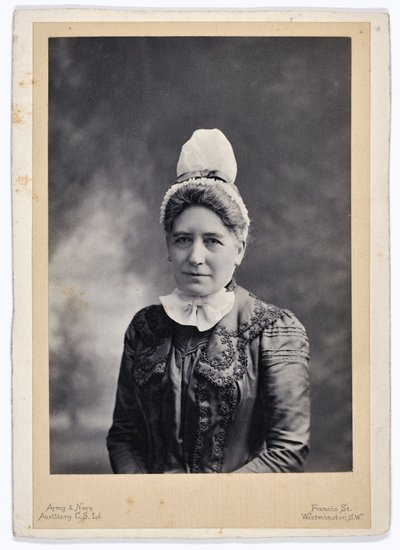Miss LM Gordon، Matron، St. Thomass Hospital بواسطة مصور انجليزى