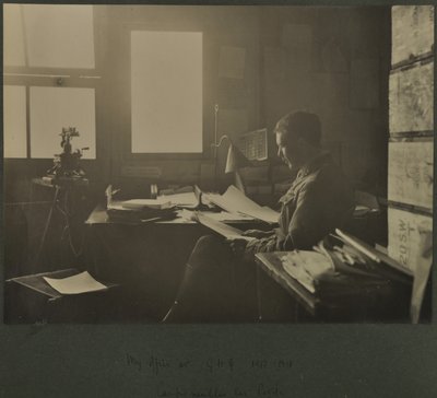 مكتبي في GHQ ، 1917-18 بواسطة مصور انجليزى
