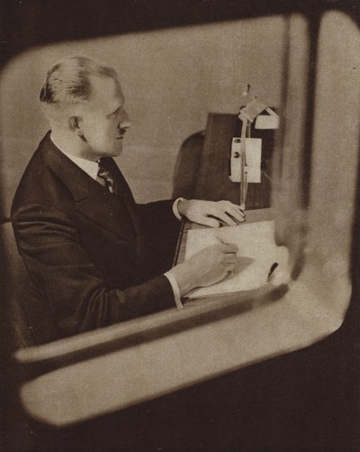 قارئ أخبار يقرأ الأخبار في استوديوهات BBC ، لندن (b / w photo) بواسطة مصور انجليزى