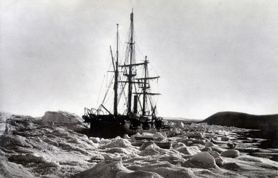North Pole:”” Alert”” nipped near cape Beechey, Robeson channel - in “” Narrative of a voyage to the Polar See during 1875-76””, G.S. Nares, ed. London بواسطة مصور انجليزى