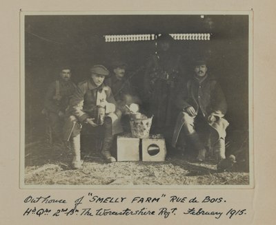 خارج منزل SMELLY FARM Rue de Bois. عالية الدقة. Qrs. 2nd Bn The Worcestershire Regt. فبراير 1915 بواسطة مصور انجليزى