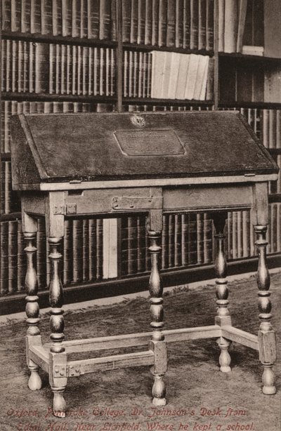 Oxford, Pembroke College, Dr Johnsons Desk, from Edial Hall, nr Lichfield, where he kept a school (b/w photo) بواسطة مصور انجليزى