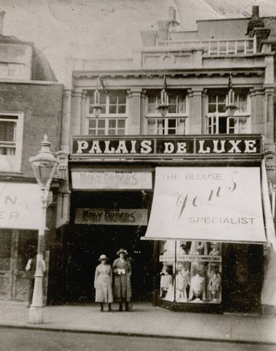 قصر فاخر ، شارع هاي ، بروملي بواسطة مصور انجليزى