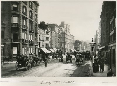 فندق بيكاديللي وهاتشيت ، لندن ، حوالي عام 1887 (طباعة زلالية) بواسطة مصور انجليزى
