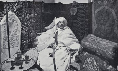 بيير لوتي في دراسته (صورة بالأبيض والأسود) بواسطة مصور انجليزى