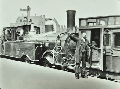 منصة بورتر في محطة للسكك الحديدية ، 1885 بواسطة مصور انجليزى