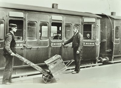 منصة بورتر في محطة للسكك الحديدية ، 1885 بواسطة مصور انجليزى
