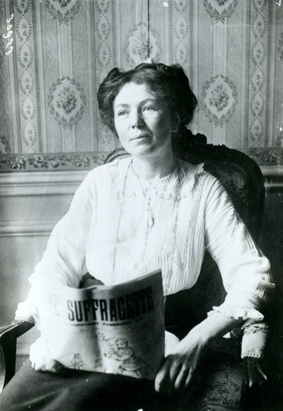 صورة لكريستابل بانكهيرست تقرأ نسخة من كتاب Suffragette c.1905 بواسطة English Photographer