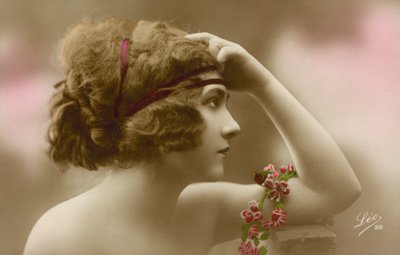 صورة لامرأة شابة (صورة ملونة) بواسطة مصور انجليزى