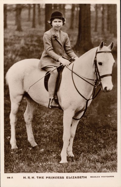 Princess Elizabeth (later Queen Elizabeth II) riding a white pony (b/w photo) بواسطة مصور انجليزى