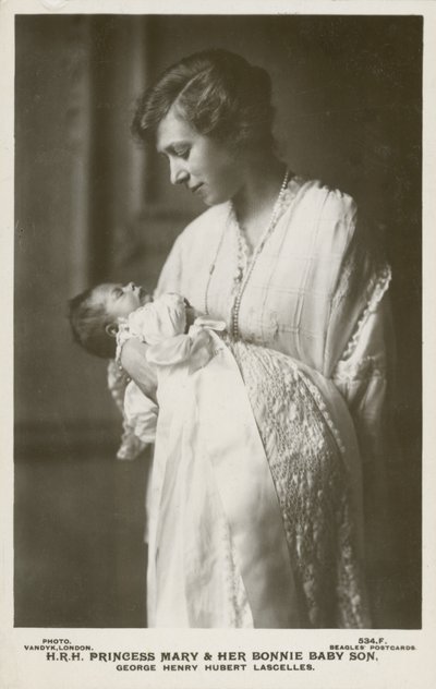 الأميرة ماري ، Viscountess Lascelles ، مع ابنها الأكبر ، جورج بواسطة مصور انجليزى