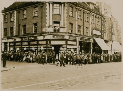 قائمة انتظار تشارلي شابلن في The Kid at The Majestic ، High Street ، Clapham ، في حوالي عام 1921 بواسطة مصور انجليزى