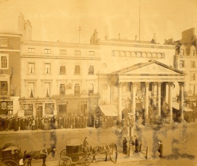 طابورًا في هاي ماركت عام 1895 في الليلة الأولى من بطولة تريلبي من بطولة تري بواسطة مصور انجليزى