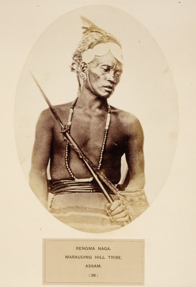 Rengma Naga ، Marauding Hill Tribe ، Assam ، from The People of India ، بقلم ج. فوربس واتسون ، تم نشره عام 1868 (طبعة زخرفية) بواسطة مصور انجليزى