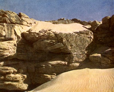 جدار صخري في الصحراء ، مصر بواسطة مصور انجليزى