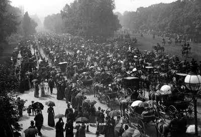 ^ Rotten Row in Hyde Park ، لندن ، c.1890 بواسطة مصور انجليزى
