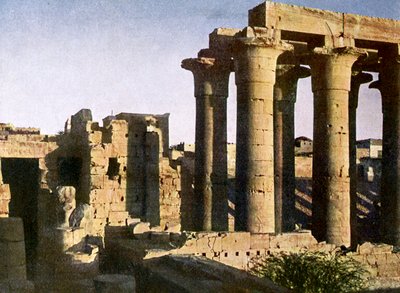 أنقاض رواق بمعبد الأقصر ، مصر. بواسطة مصور انجليزى