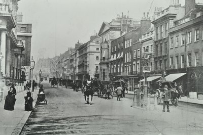 شارع سانت جاميس ، وستمنستر إل بي: باتجاه الشمال من بال مول ، 1895 بواسطة مصور انجليزى