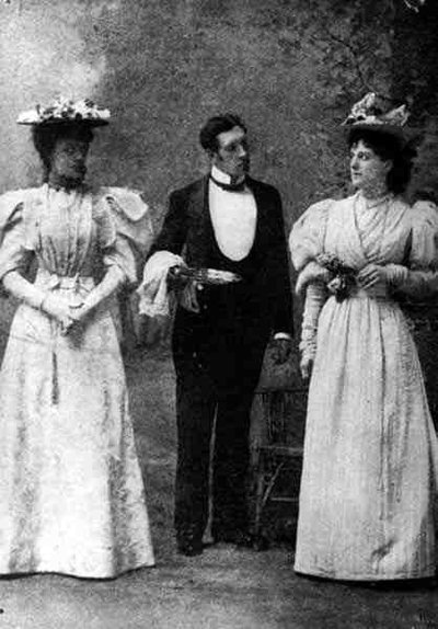 مشهد من أداء "أهمية أن تكون جادًا" لأوسكار وايلد (1854-1900) في مسرح سانت جيمس ، في 14 فبراير 1895 (صورة b / w) بواسطة مصور انجليزى