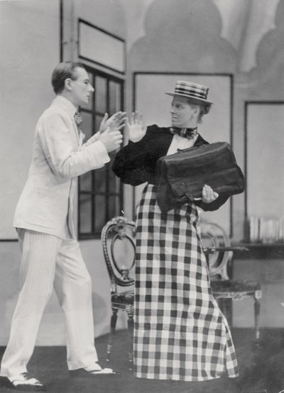 مشهد من أهمية أن تكون جادًا ، من قبل أوسكار وايلد (1854-1900) في Lyric Hammersmith ، في 7 يوليو 1930 بواسطة مصور انجليزى