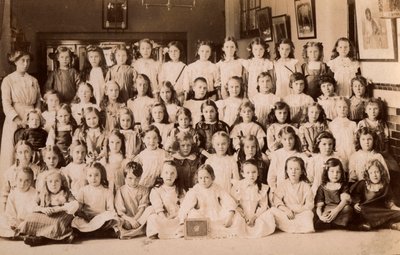 School children, Norfolk, early 20th century (b/w photo) بواسطة مصور انجليزى