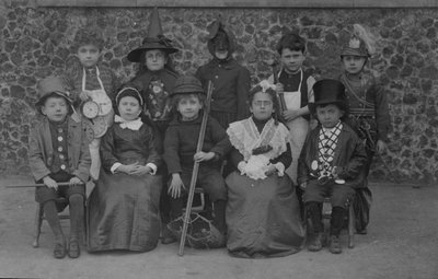 School children, Norfolk, in fancy dress early 20th century (b/w photo) بواسطة مصور انجليزى