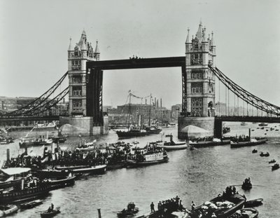 تمر السفن تحت جسر البرج ، 1894 بواسطة مصور انجليزى