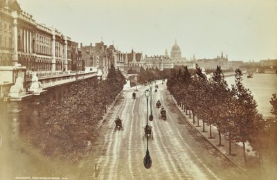 Somerset House ، Victoria Embankment ، Westminster LB: النظر شمالاً من جسر واترلو ، 1895 بواسطة مصور انجليزى