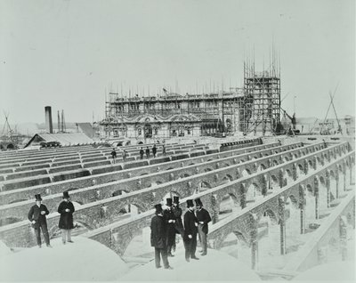 المجاري المصب الجنوبي ، الصليب: عمليات البناء ، 1865 بواسطة مصور انجليزى
