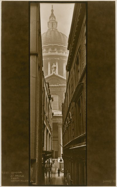 كاتدرائية سانت بولس من Canon Alley بواسطة مصور انجليزى